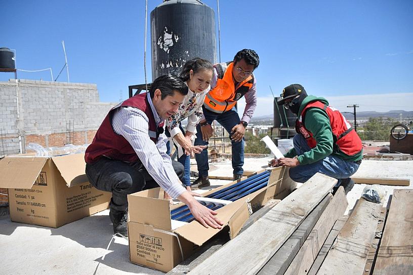 ENTREGA JULIO CÉSAR CHÁVEZ CALENTADORES SOLARES A FAMILIAS GUADALUPENSES