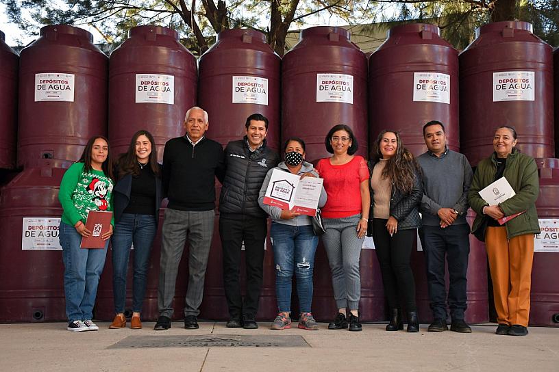 ENTREGA JULIO CÉSAR CHÁVEZ DEPÓSITOS DE AGUA A 500 FAMILIAS
