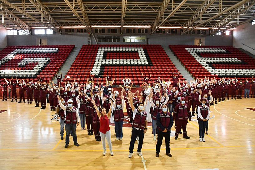ENTREGA JULIO CÉSAR CHÁVEZ UNIFORMES A TRABAJADORES DEL AYUNTAMIENTO  
