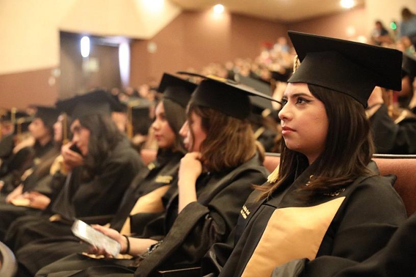ENTREGA LA BENMAC 144 PROFESIONISTAS A LA SOCIEDAD