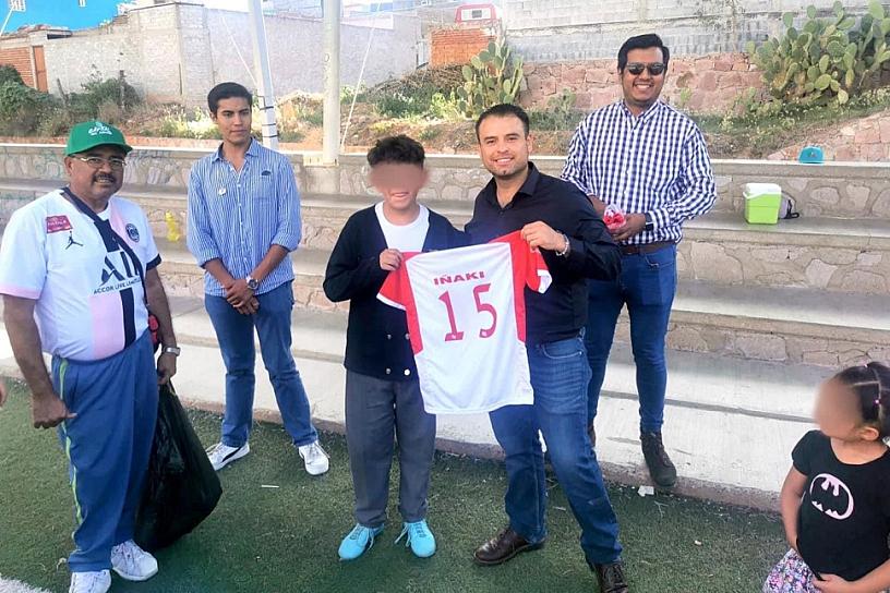 ENTREGA MIGUEL VARELA UNIFORMES A JÓVENES DEPORTISTAS