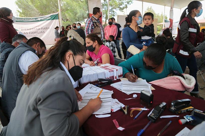 ENTREGAN 247 BECAS A NIÑOS DE TRANCOSO