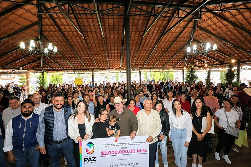 ENTREGAN 340 BECAS DE AUTOEMPLEO A POBLADORES DE VILLANUEVA