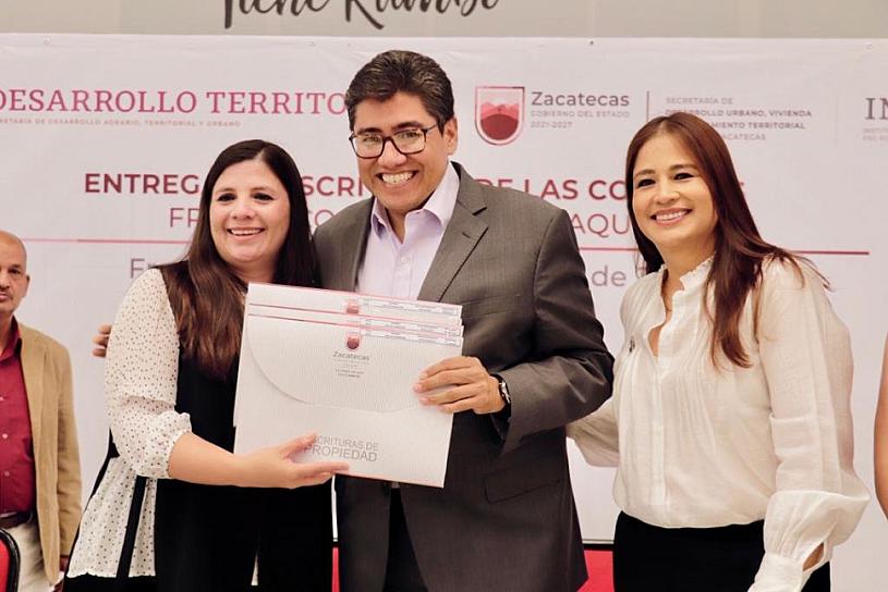 ENTREGAN 400 ESCRITURAS EN FRESNILLO   