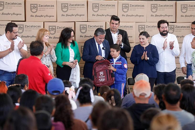ENTREGAN 40 MIL MOCHILAS Y PAQUETES DE ÚTILES ESCOLARES GRATUITOS 