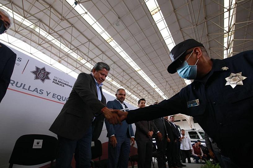 ENTREGAN 48 PATRULLAS Y EQUIPO TÁCTICO A 37 ALCALDES
