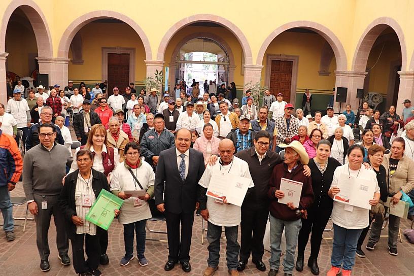 ENTREGAN 69 VISAS A MADRES Y PADRES ZACATECANOS
