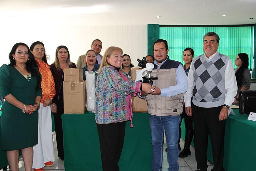 ENTREGAN A COBAEZ MICROSCOPIOS ÓPTICOS