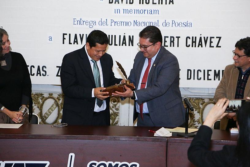 ENTREGAN A JULIÁN HERBERT PREMIO NACIONAL DE POESÍA RLV 2022