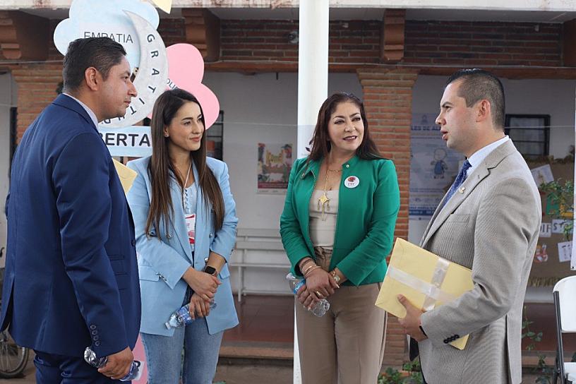ENTREGAN A LA SFP CUENTOS CREADOS POR ADULTOS MAYORES