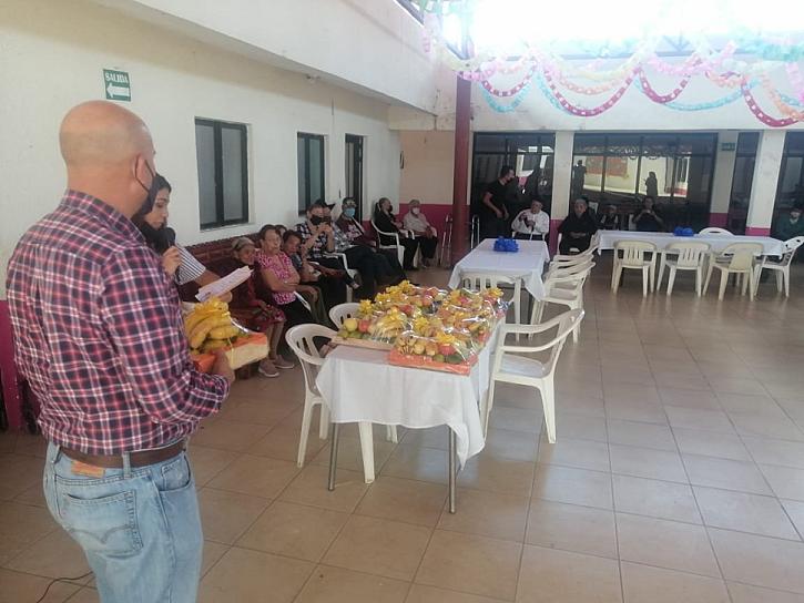 ENTREGAN APOYOS A ADULTOS MAYORES JEREZANOS 
