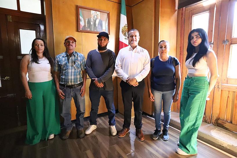 ENTREGAN APOYOS A ESTUDIANTES JEREZANOS