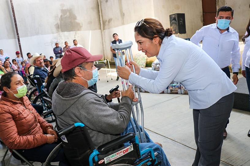 ENTREGAN APOYOS A FAMILIAS DE FLORENCIA DE BENITO JUÁREZ 