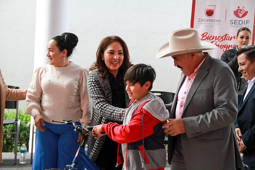 ENTREGAN APOYOS A FAMILIAS DE NOCHISTLÁN 