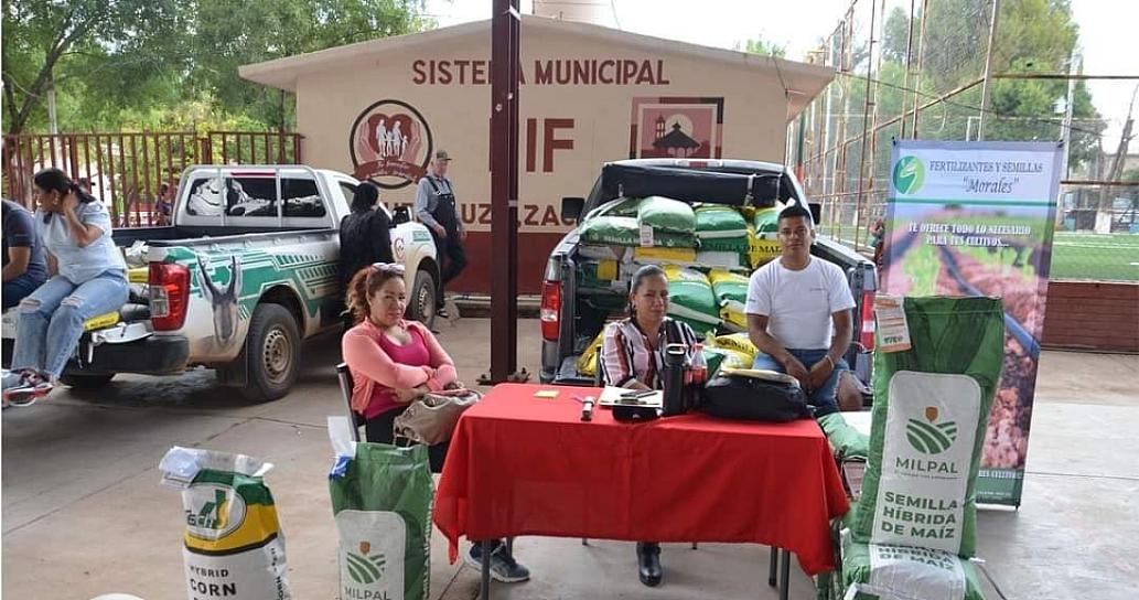 ENTREGAN APOYOS AGRÍCOLAS EN MIGUEL AUZA 