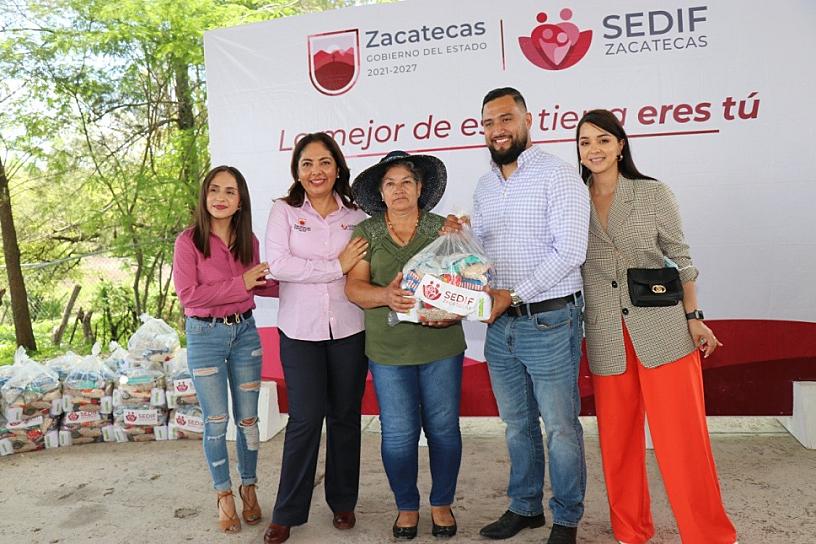 ENTREGAN APOYOS ALIMENTARIOS A FAMILIAS DE MOYAHUA 