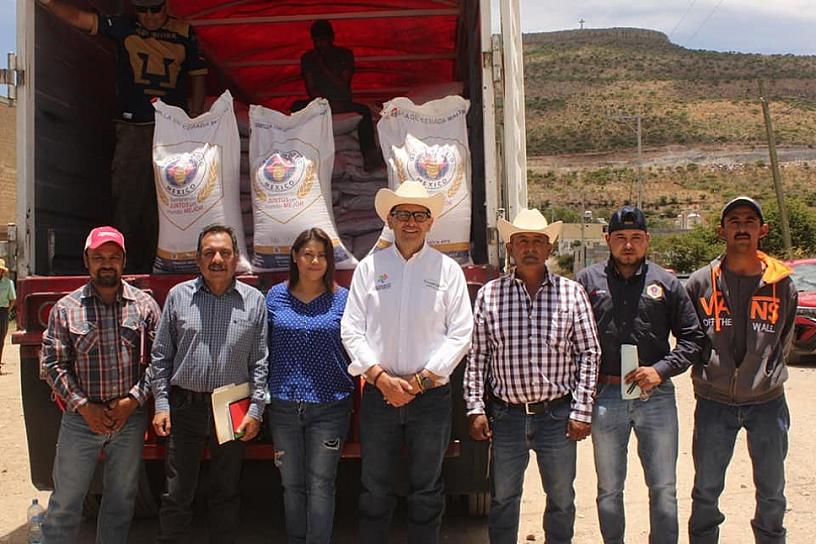 ENTREGAN APOYOS A PRODUCTORES AGRÍCOLAS EN SOMBRERETE 
