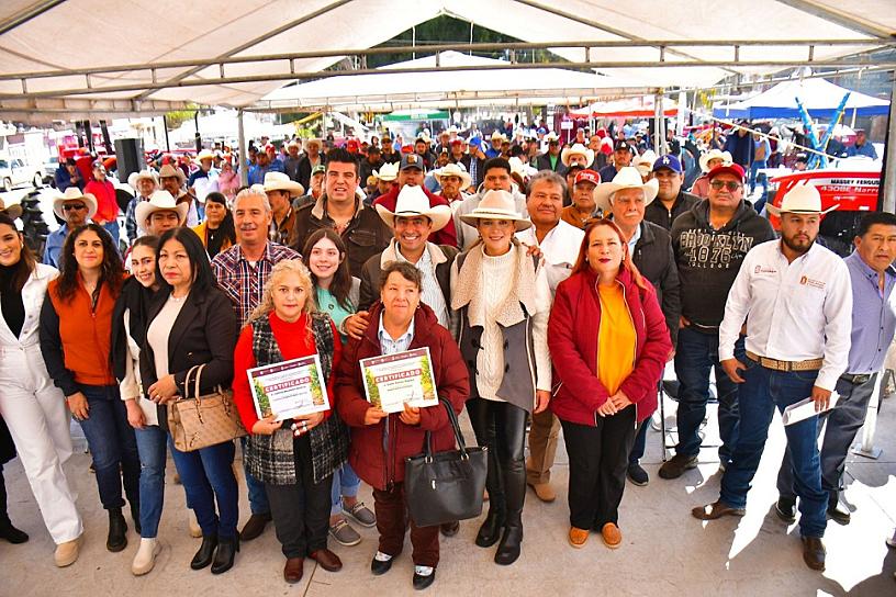 ENTREGAN APOYOS A PRODUCTORES DE GUADALUPE
