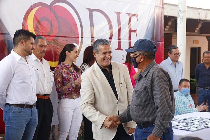 ENTREGAN APOYOS DE CLUBES MIGRANTES EN JEREZ