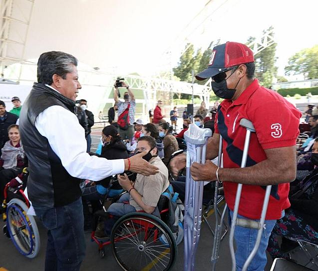 ENTREGAN APOYOS SOCIALES A ZACATECANOS