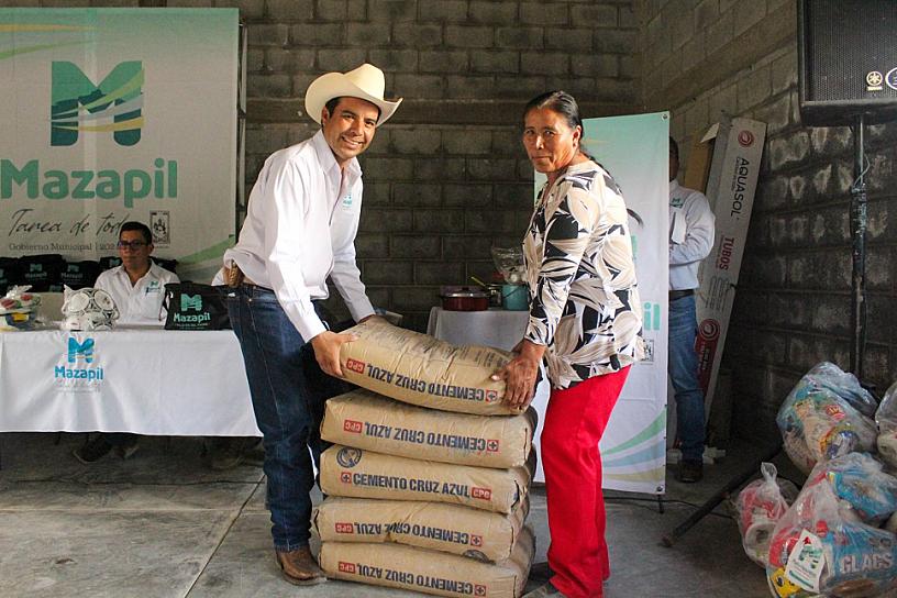 ENTREGAN APOYOS SOCIALES EN EL BERRENDO, MAZAPIL 