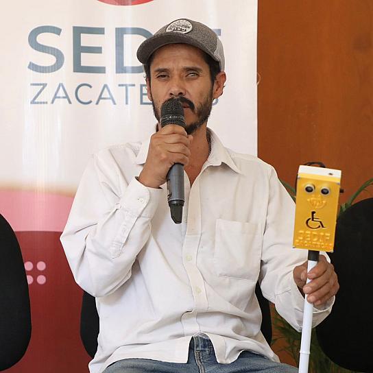 ENTREGAN BASTONES INTELIGENTES A 6 PERSONAS CON DISCAPACIDAD VISUAL