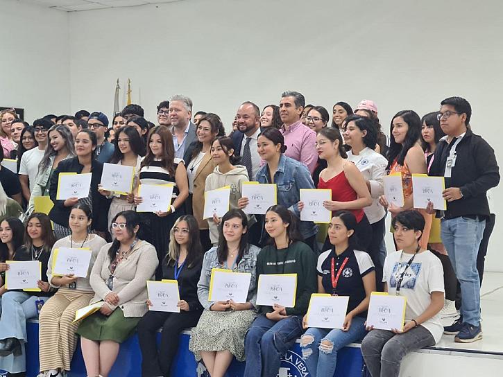 ENTREGAN BECAS A ESTUDIANTES DE LA UVC