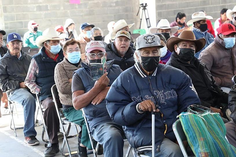 ENTREGAN BECAS DEL BIENESTAR A ADULTOS MAYORES Y PERSONAS CON DISCAPACIDAD 