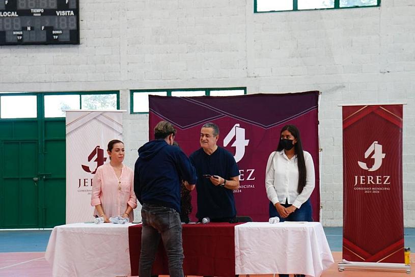 ENTREGAN BECAS DE TRANSPORTE A ESTUDIANTES DE JEREZ 