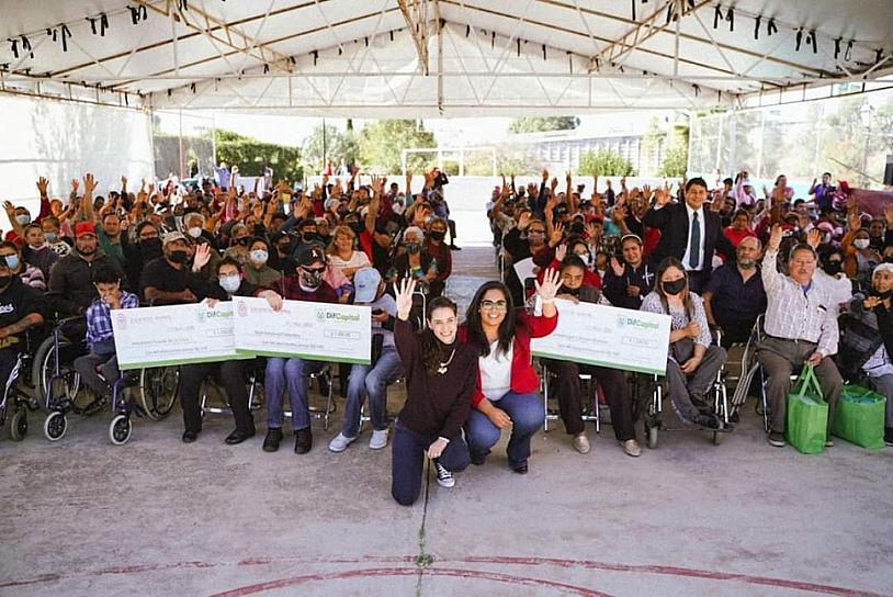 ENTREGAN BECAS ECONÓMICAS EN LA CAPITAL