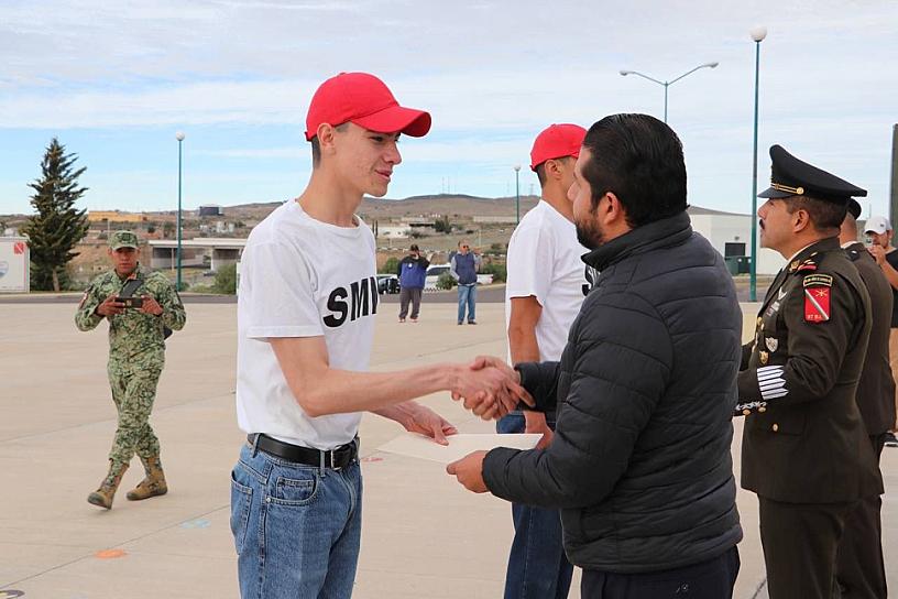 ENTREGAN CARTILLAS LIBERADAS A LA CLASE 2004