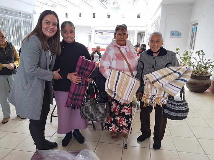 ENTREGAN COBIJAS A ADULTOS MAYORES