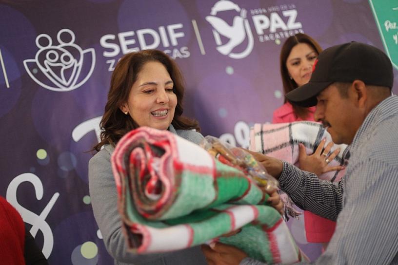 Entregan cobijas y bolos a Sistemas Municipales DIF 