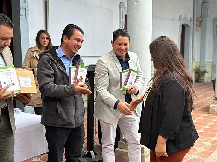Entregan colección Paulo Freire para fortalecer bibliotecas comunitarias en Valparaíso 