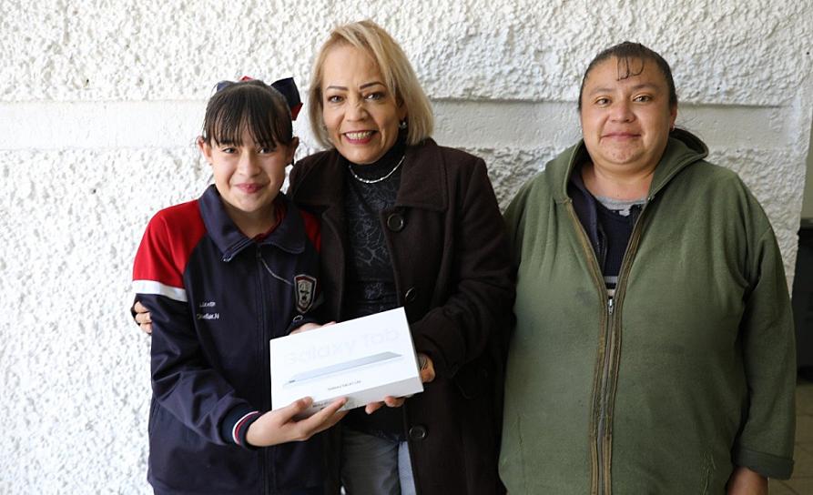 ENTREGAN COMPUTADORA Y TABLET PARA ESTUDIANTES