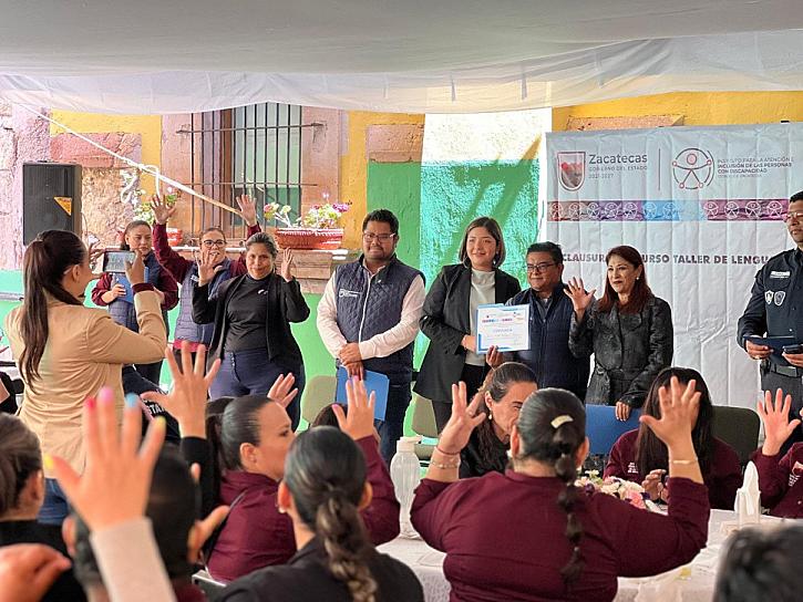 ENTREGAN CONSTANCIAS A 104 SERVIDORES PÚBLICOS TRAS CURSO-TALLER DE LENGUA DE SEÑAS MEXICANA