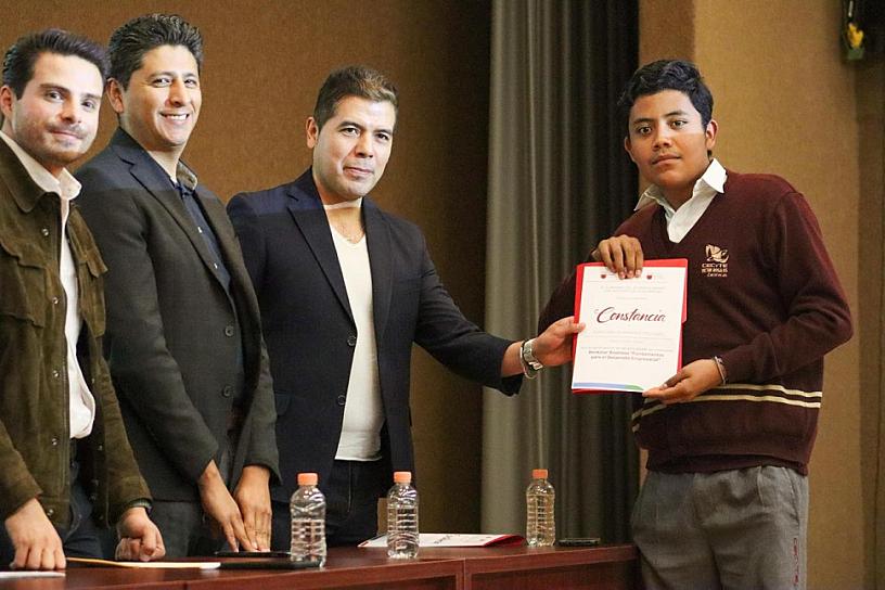Entregan constancias a jóvenes participantes en talleres de emprendimiento 