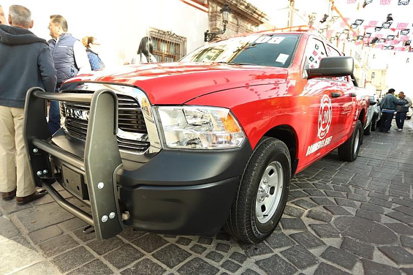 ENTREGAN CUATRO VEHÍCULOS NUEVOS A BOMBEROS, DESARROLLO ECONÓMICO Y OBRAS PÚBLICAS