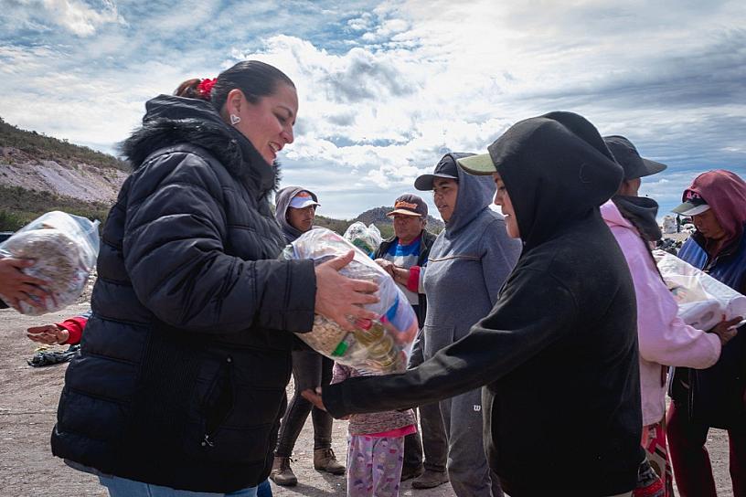 ENTREGAN DESPENSAS A RECOLECTORES DEL BASURERO JEREZANO 