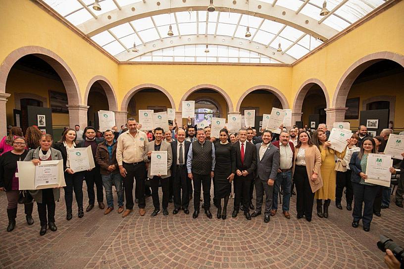 ENTREGAN DISTINTIVOS Y CERTIFICACIONES A 810 PRESTADORES DE SERVICIOS