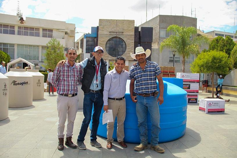 ENTREGAN EN RÍO GRANDE CALENTADORES SOLARES, TINACOS Y CISTERNA