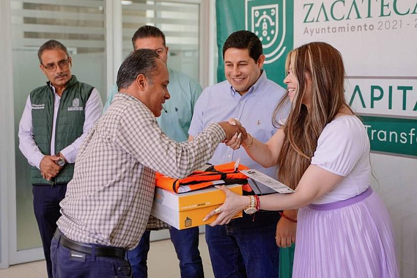 ENTREGAN EQUIPO A PERSONAL DE OBRAS PÚBLICAS EN LA CAPITAL 
