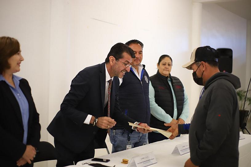 ENTREGAN ESCRITURAS A BENEFICIARIOS DE CALERA