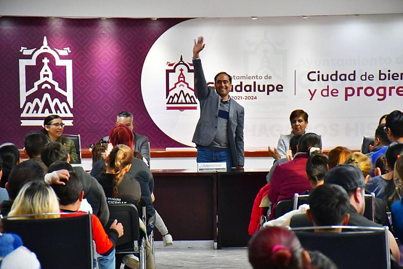ENTREGAN ESTÍMULOS ECONÓMICOS A ALUMNOS GUADALUPENSES 