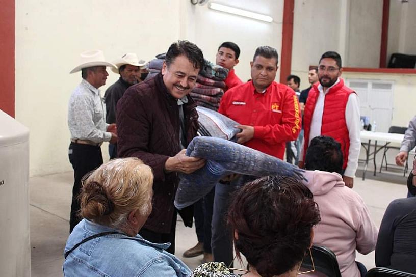 ENTREGAN GEOVANNA BAÑUELOS Y ALFREDO FEMAT 42 TINACOS 