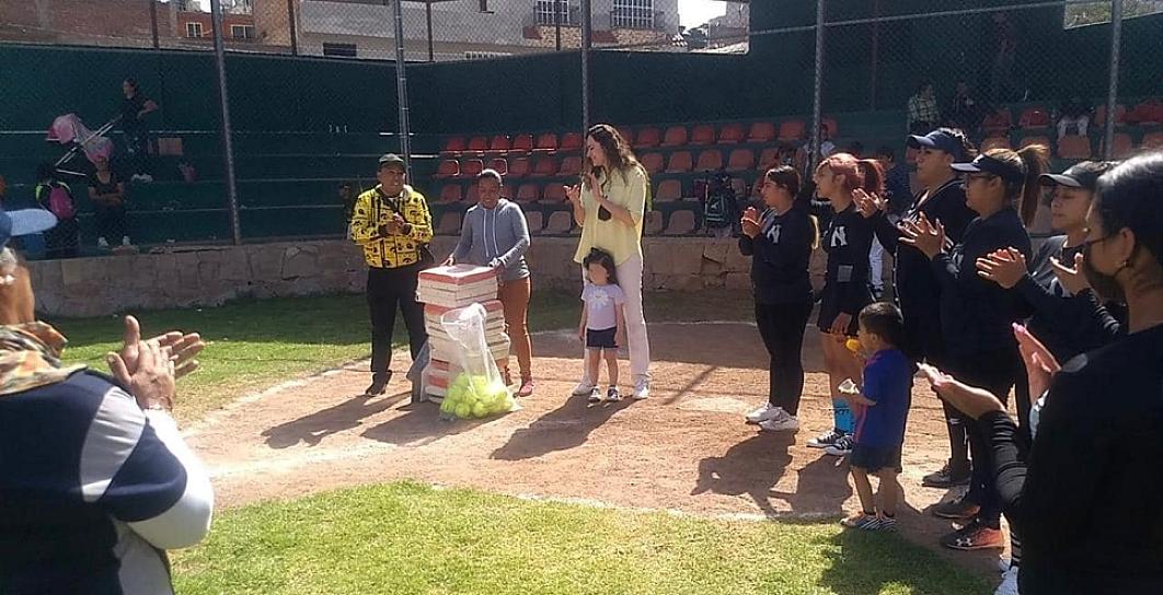 ENTREGAN MATERIAL DEPORTIVO A LIGA DE SOFTBOL