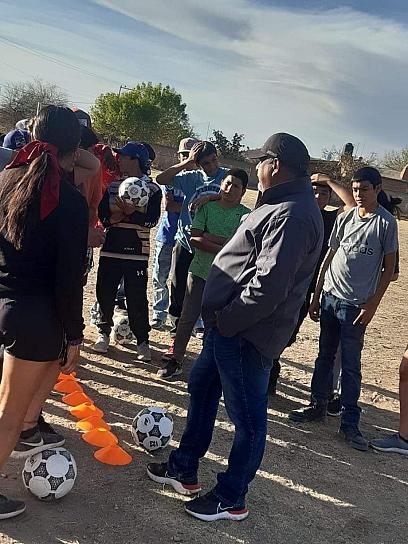 ENTREGAN MATERIAL DEPORTIVO EN JUAN ALDAMA 