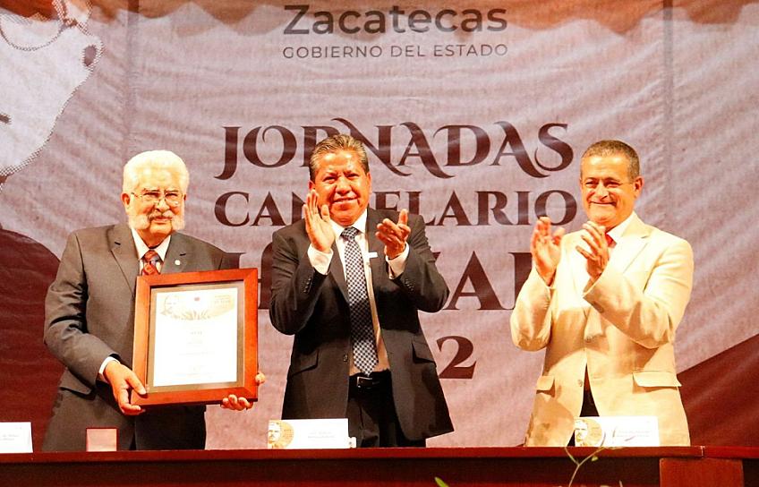 ENTREGAN MEDALLA CANDELARIO HUÍZAR A HÉCTOR MORA DE LIRA