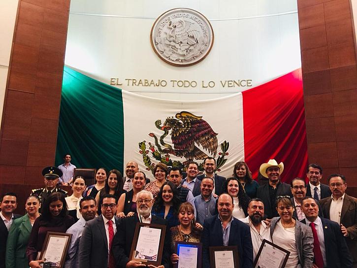 ENTREGAN MEDALLA DEL MÉRITO MIGRANTE A CARLOS AMADO SÁNCHEZ 