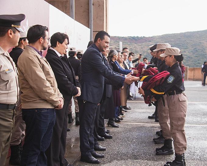 ENTREGAN MOCHILAS A ESTUDIANTES DEL BACHILLERATO GENERAL MILITARIZADO